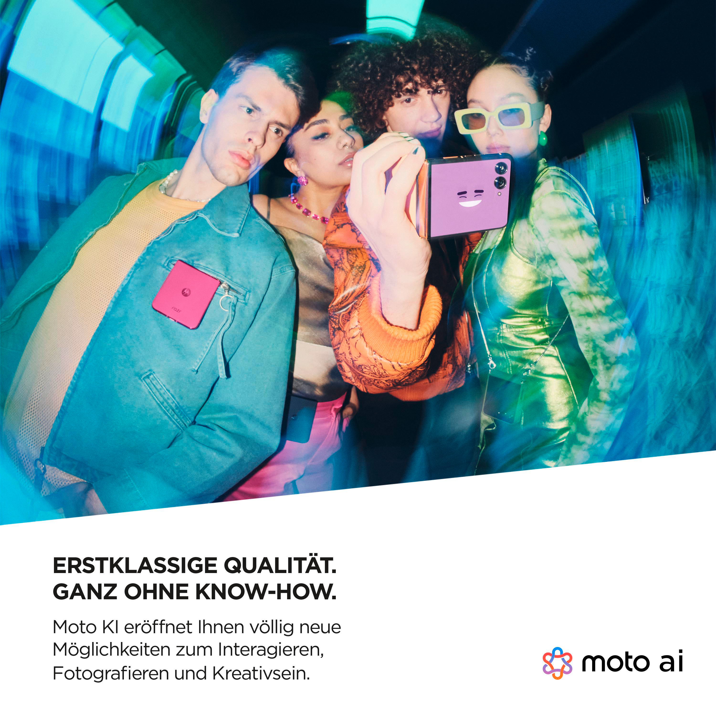 Vier Personen halten ein lila Telefon, mit Text und Logo.