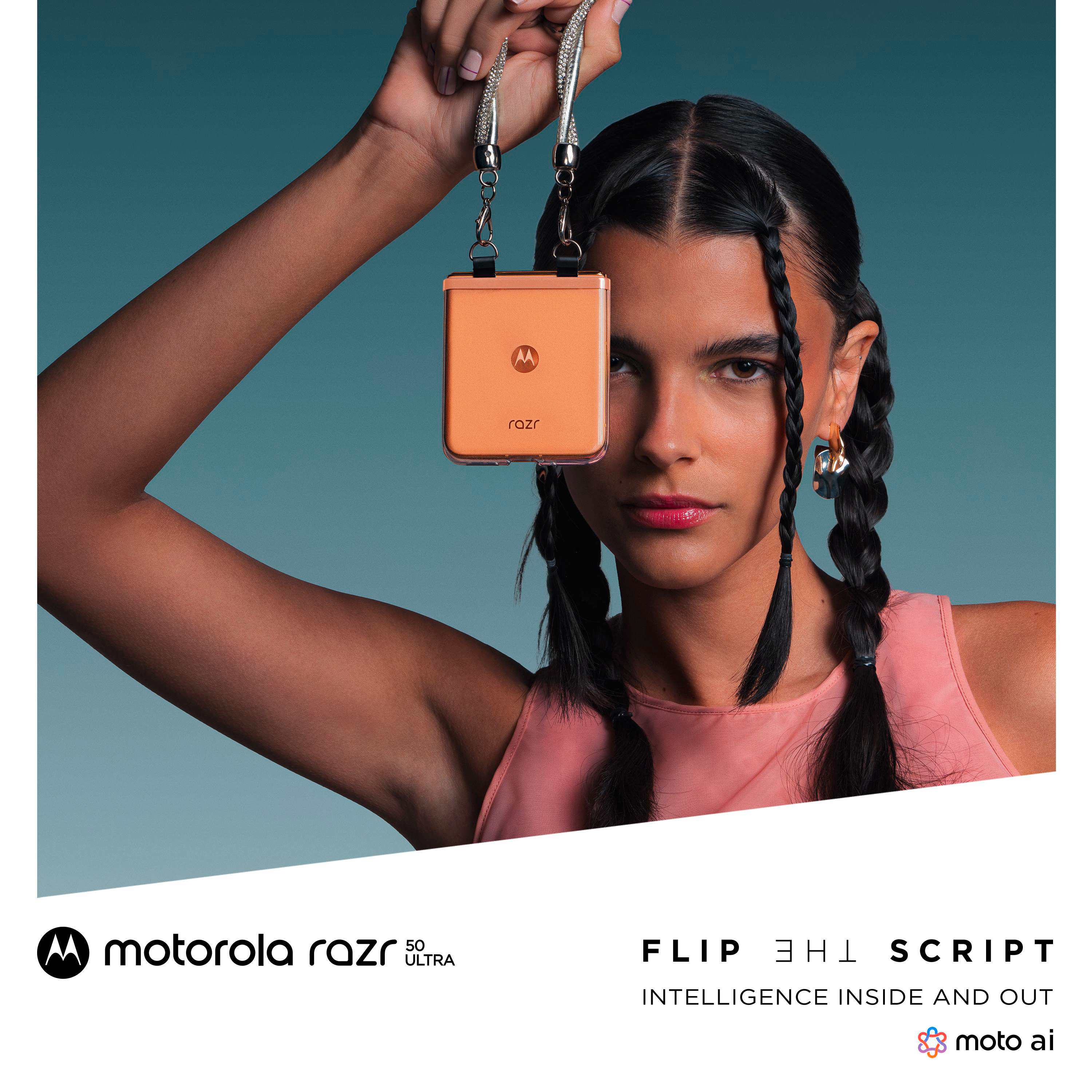 Eine Frau hält ein roségoldenes Motorola Razr-Telefon mit Riemen vor türkisem Hintergrund mit Text.