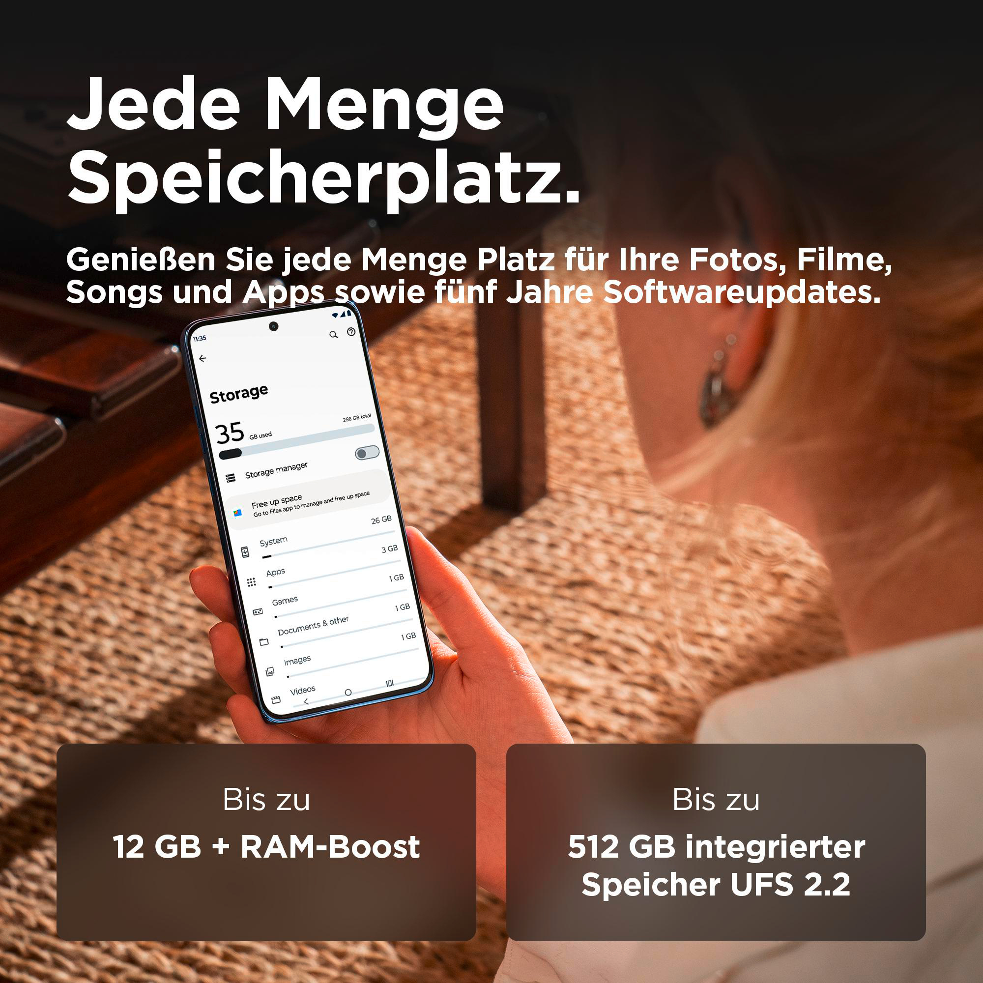 Frau hält Telefon mit Speicherdetails, plus Text über Speicher.