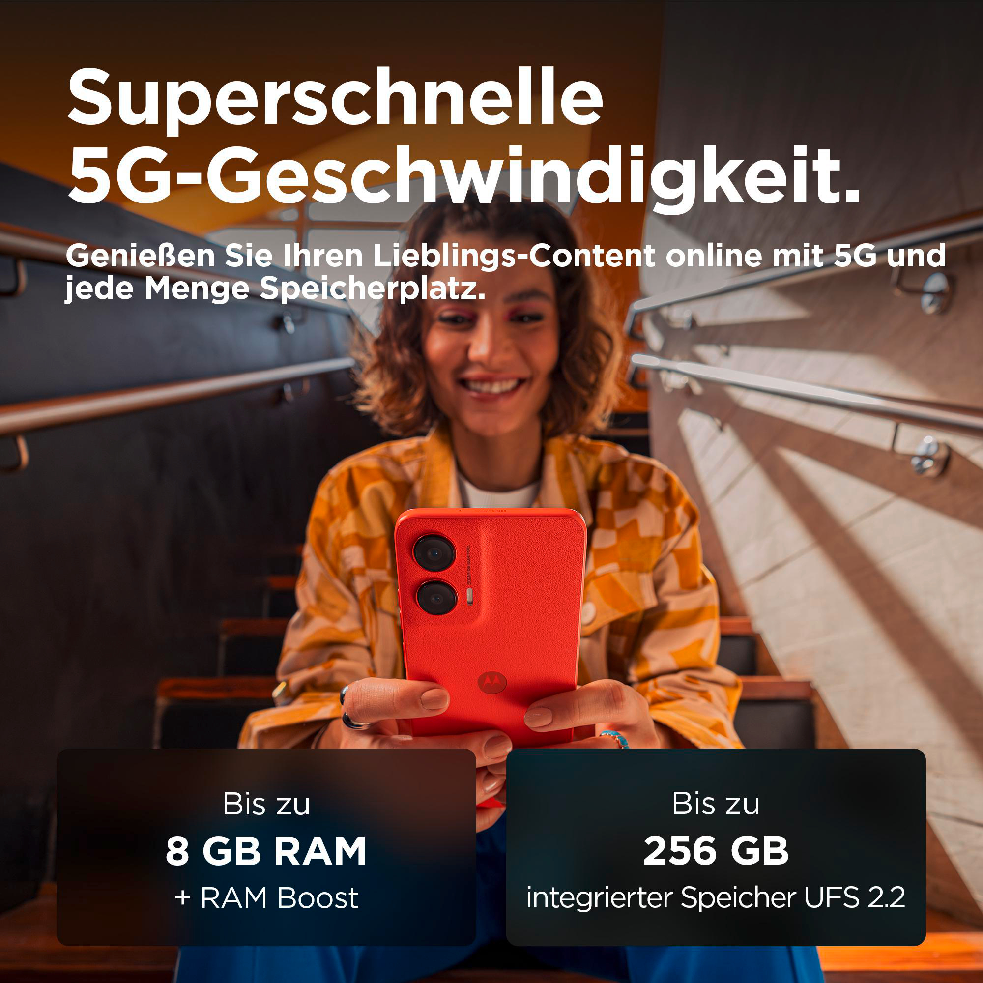 Frau hält rotes Telefon. Text auf dem Bildschirm sagt 8GB RAM und 256 GB Speicher.
