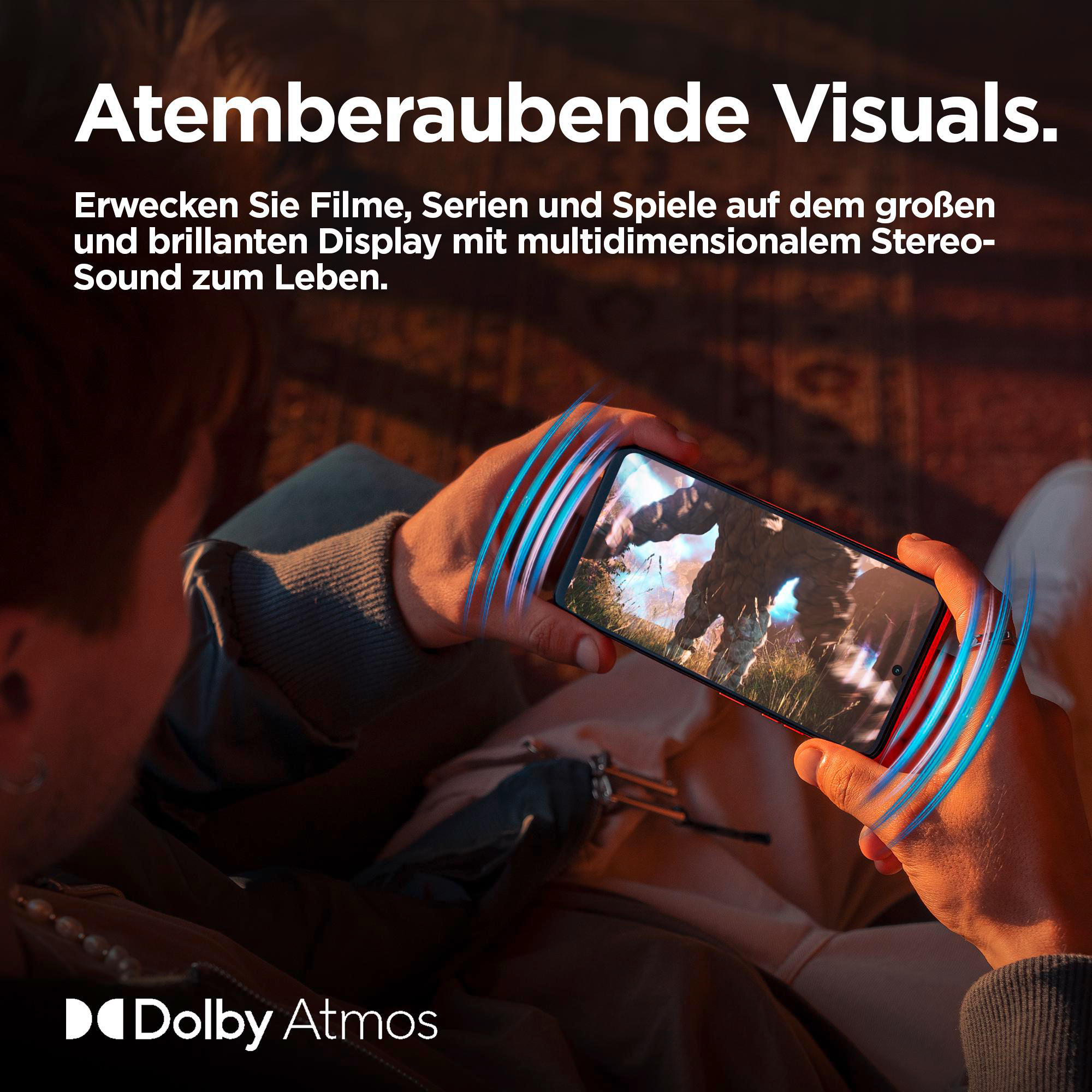 Person hält Smartphone mit Video und blauen Schallwellen. Dolby Atmos Logo.