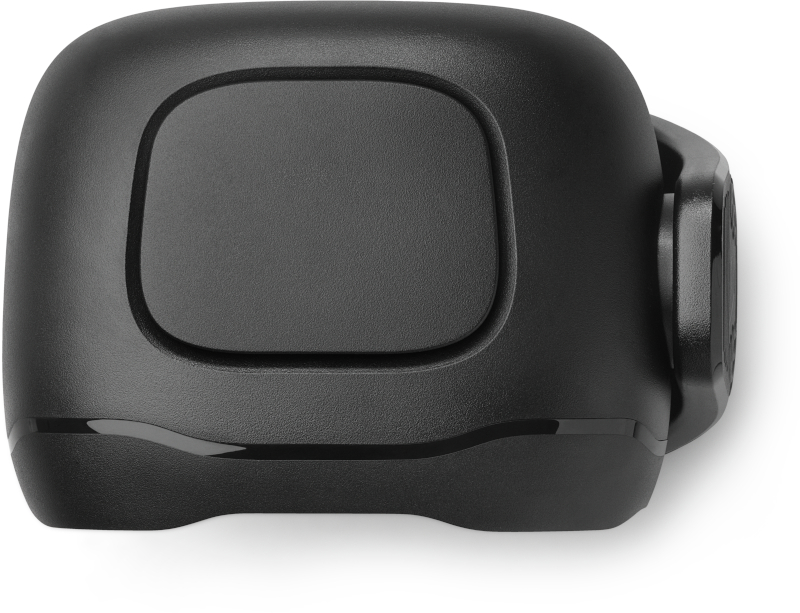 Schwarzer Ohrhörer, Nahaufnahme, auf weißem Hintergrund.