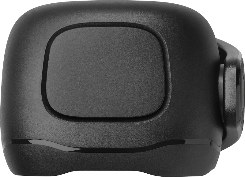 Eine Gruppe von Leuten in einem Raum mit einem Lautsprecher.