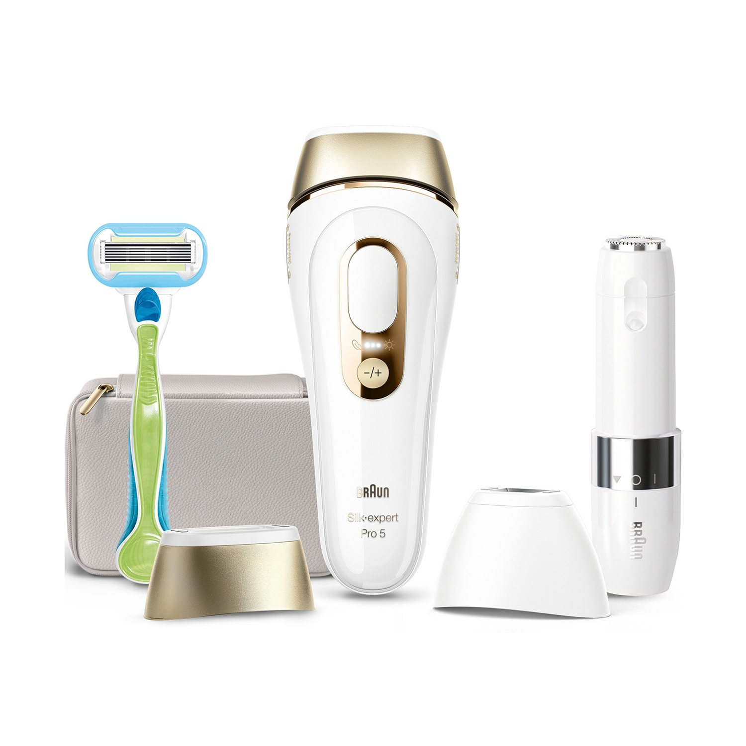Dispositivo Braun Silk-expert Pro 5, rasoio Venus, due testine bianche e una base di ricarica. Tutto su sfondo bianco.