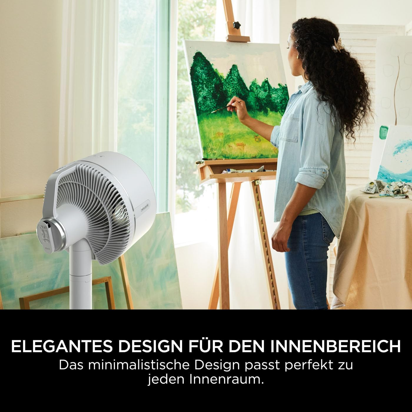 Una donna dipinge davanti a una finestra. Un ventilatore bianco è in primo piano. Testo: Design elegante per gli interni.