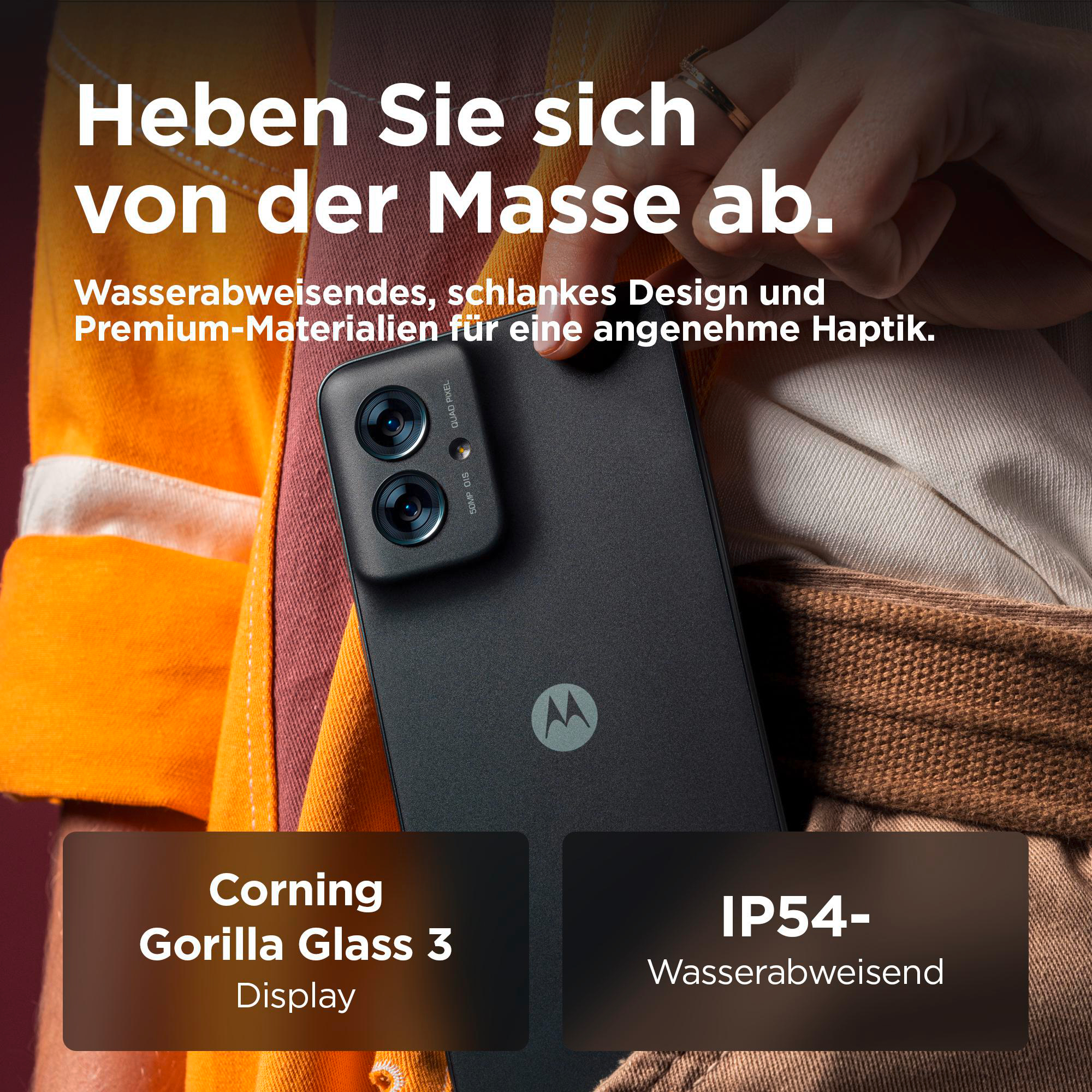 Eine Person, die ein schwarzes Smartphone hält, mit Text über die Funktionen des Telefons.