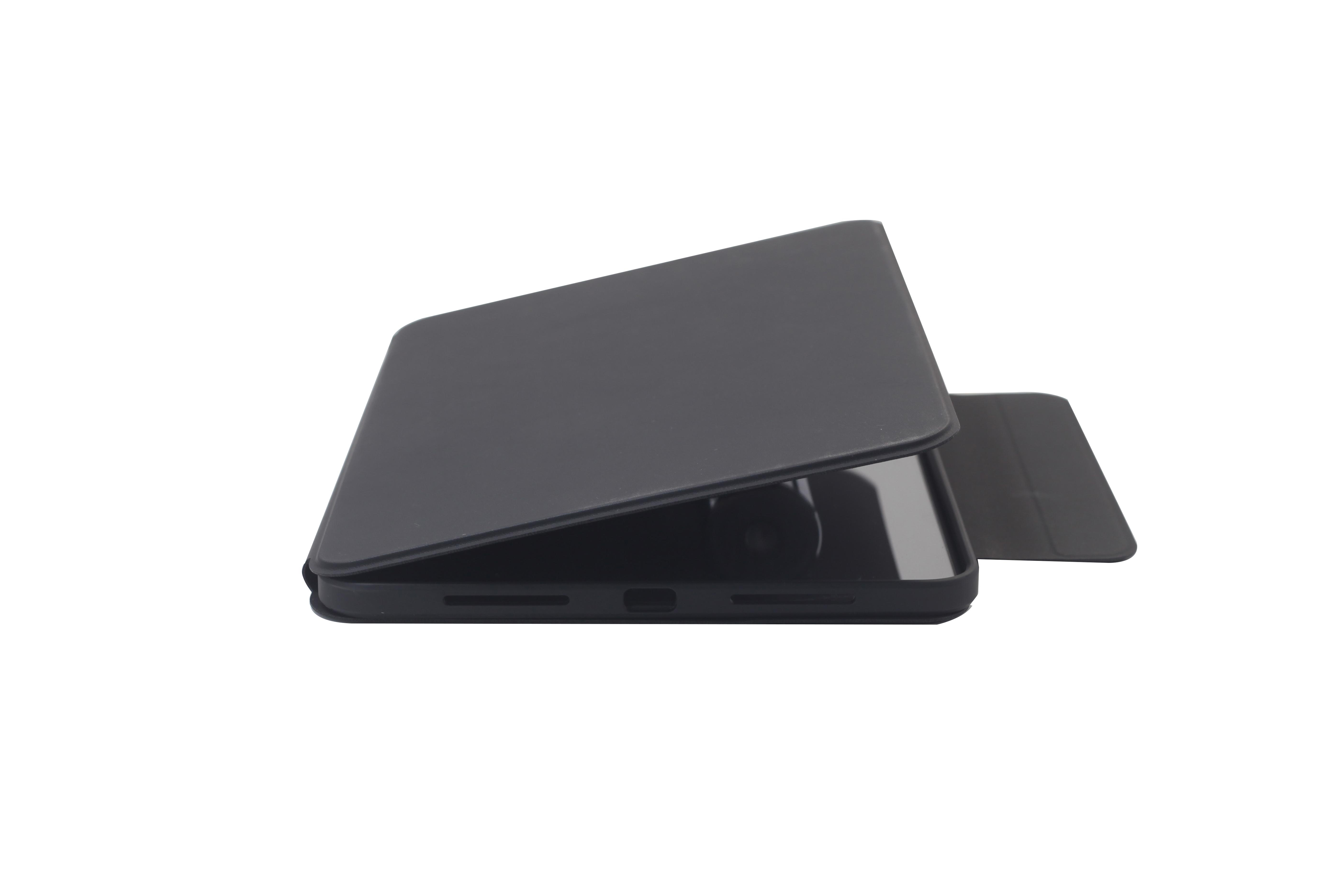 Schwarzes Tablet mit Hülle, teilweise geöffnet, liegt auf weißer Oberfläche. Seite zeigend.
