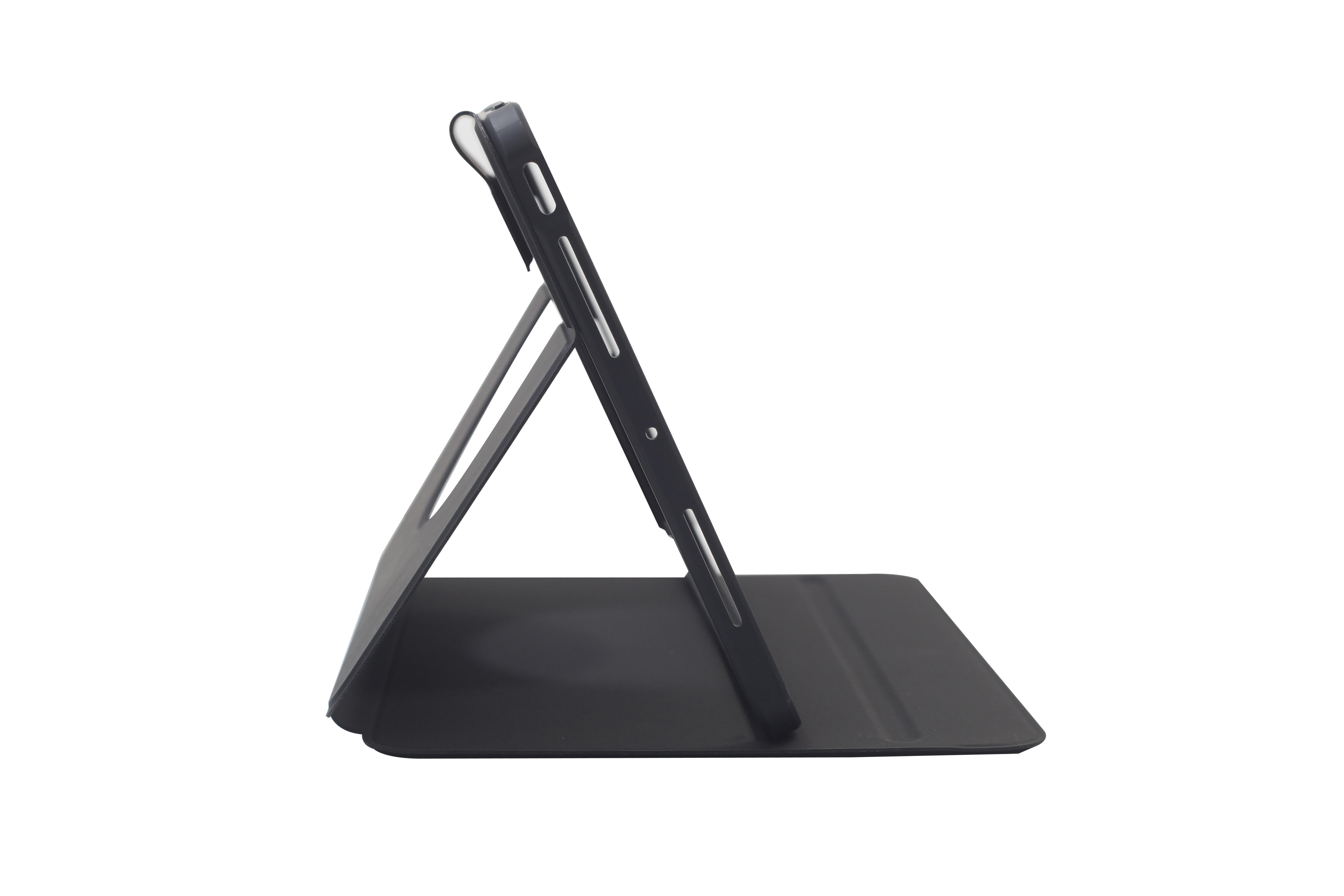 Eine schwarze Tablethülle in Ständerposition, mit weißem Hintergrund.