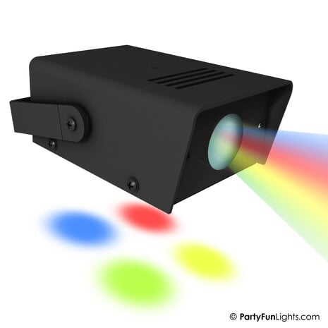Ein schwarzer Projektor strahlt ein mehrfarbiges Licht auf einen weißen Hintergrund aus.