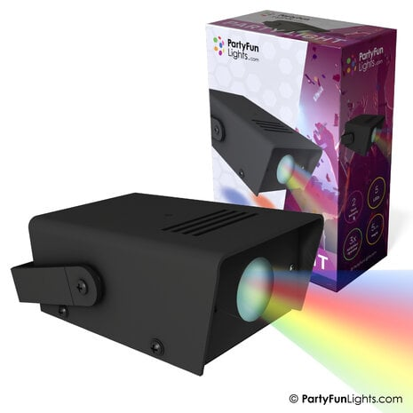 Schwarzer Projektor, der einen Regenbogen aus Licht aussendet. Eine Box mit dem Projektorlogo im Hintergrund.