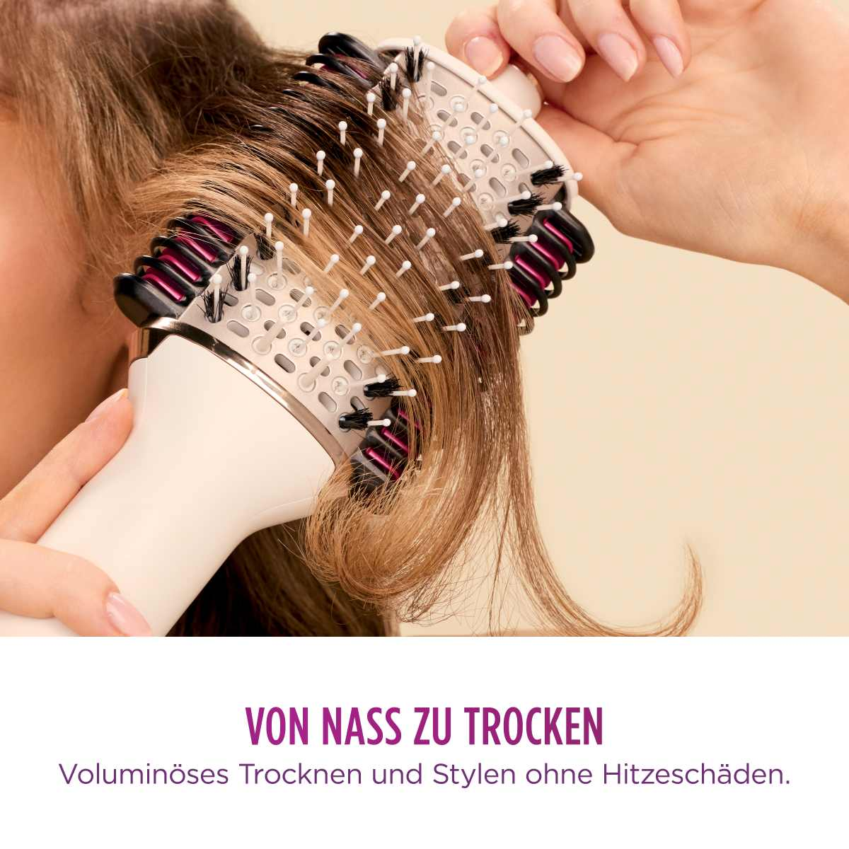 Primo piano di un arricciacapelli ad aria calda che acconcia i capelli, con focus sulla spazzola e sulle ciocche.
