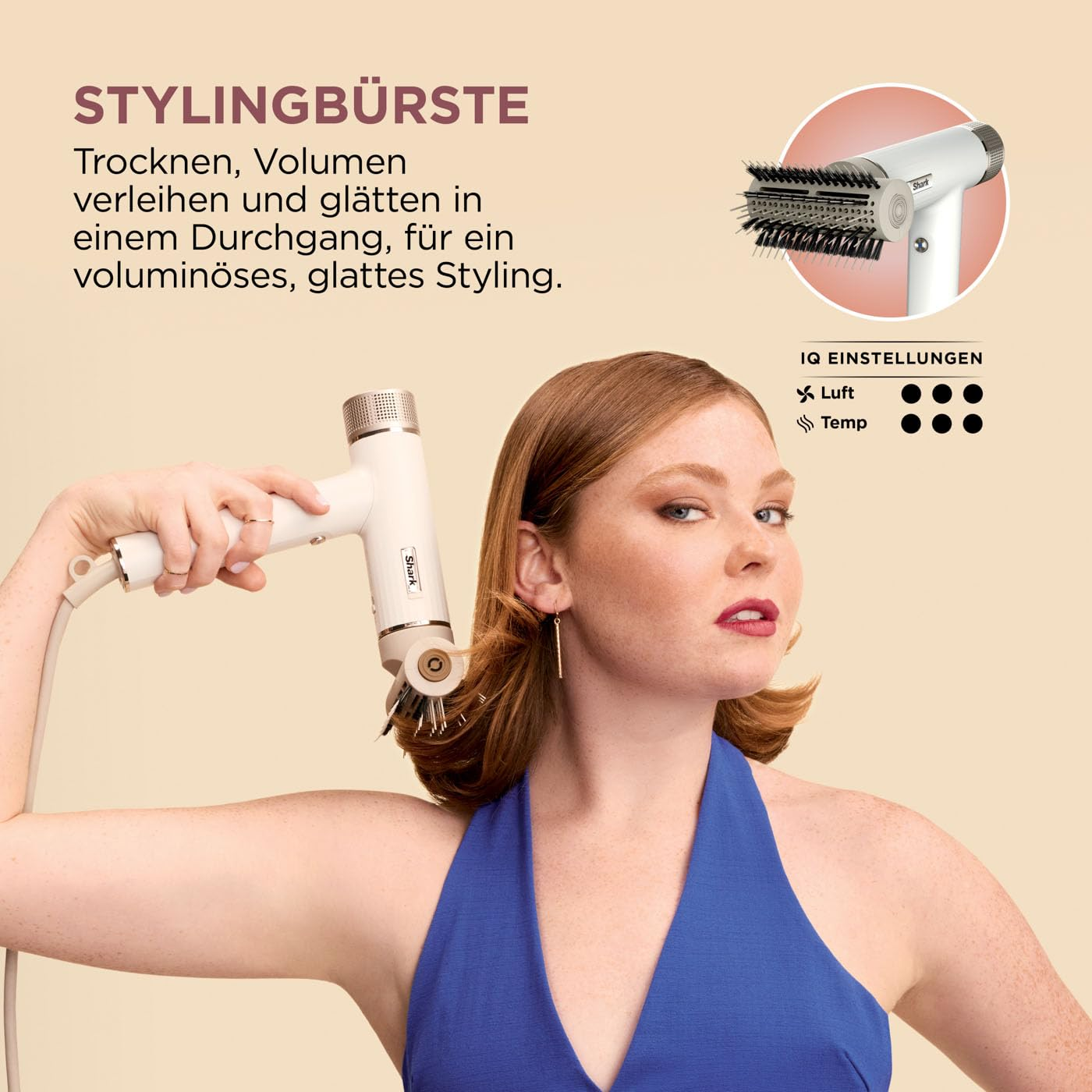 Femme utilisant un sèche-cheveux blanc. Texte : Brosse coiffante. Sécher, donner du volume et lisser en un seul passage.