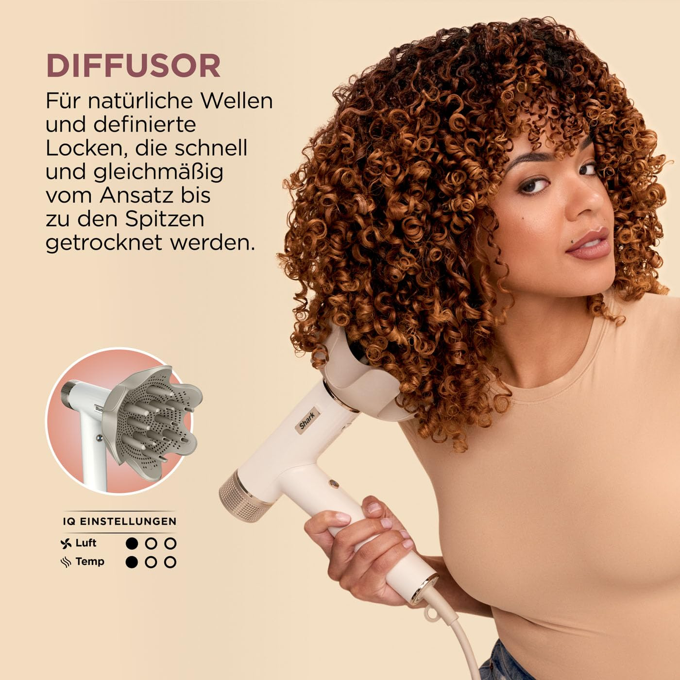 Femme aux cheveux bouclés utilise un sèche-cheveux. Texte : Diffuseur. Pour des ondulations naturelles et des boucles définies.