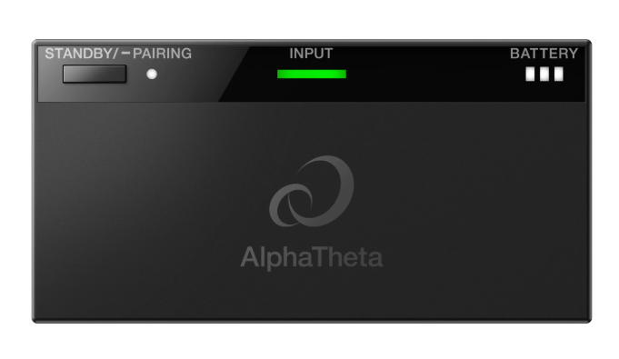 Schwarzes AlphaTheta-Gerät. Es hat eine Standby/Pairing-Leuchte, eine Eingangsanzeige und eine Batterieanzeige.