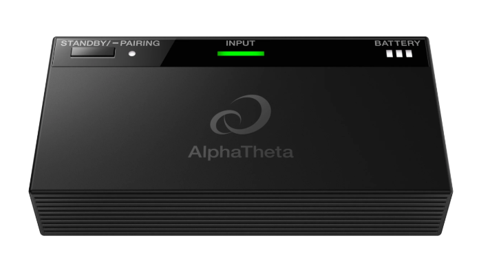 Schwarzes AlphaTheta-Gerät mit Knöpfen und Logo auf weißem Hintergrund mit Text.