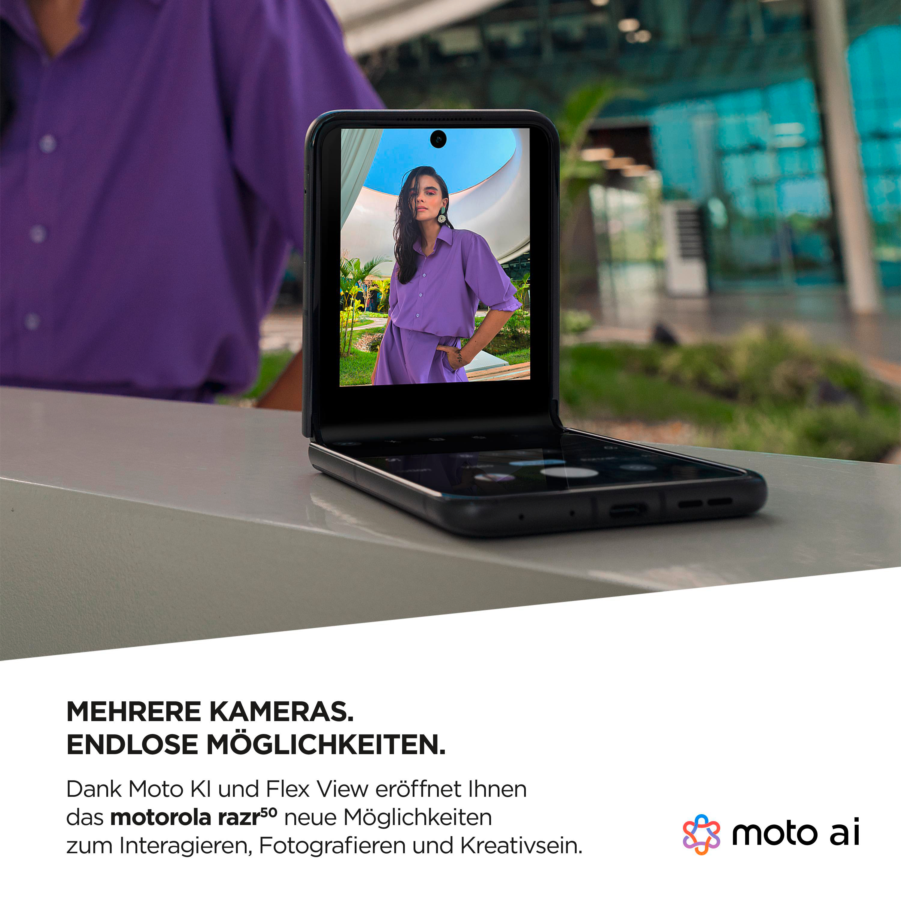 Ein schwarz-violettes Telefon, das eine Frau in einem lila Outfit zeigt.