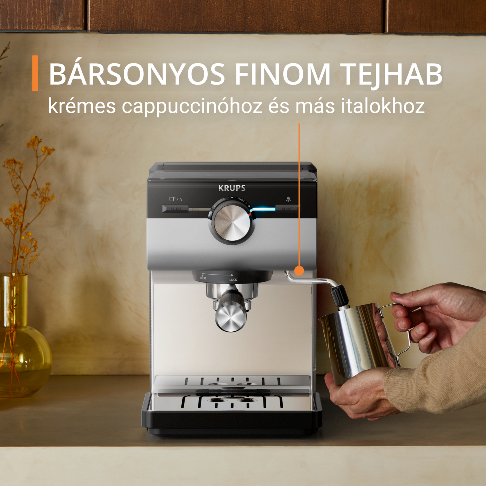 Esspresszógép, egy személy tejet önt egy fém kancsóba. Szöveg: krémes cappuccino.
