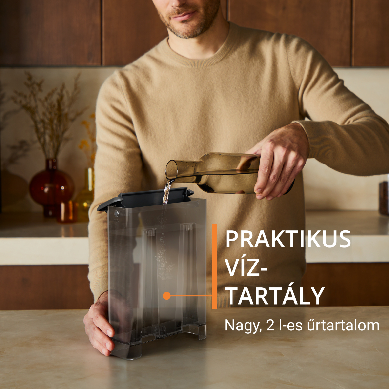 Egy személy vizet önt egy palackból egy víztartályba.