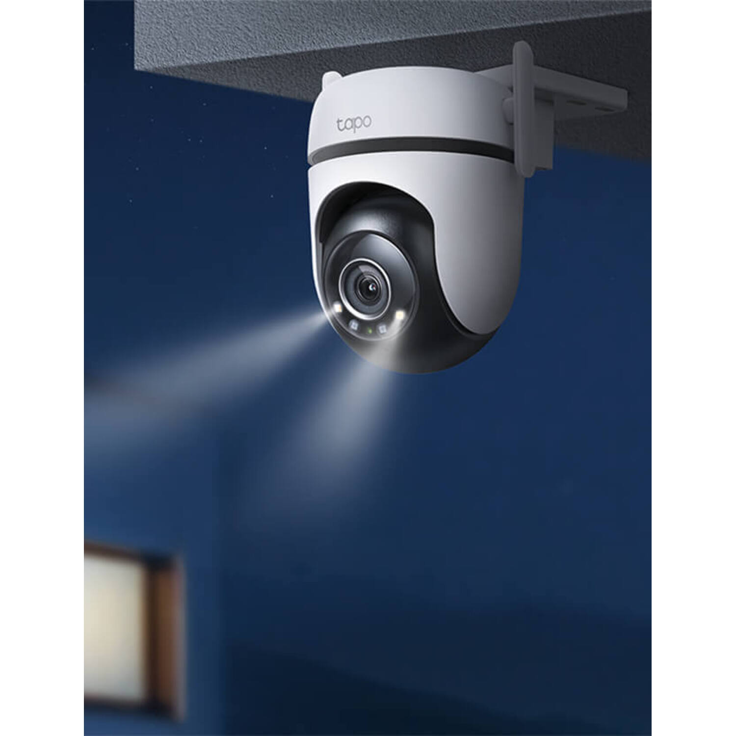 Tapo camera schijnt licht in de nacht. De camera is aan het plafond gemonteerd.