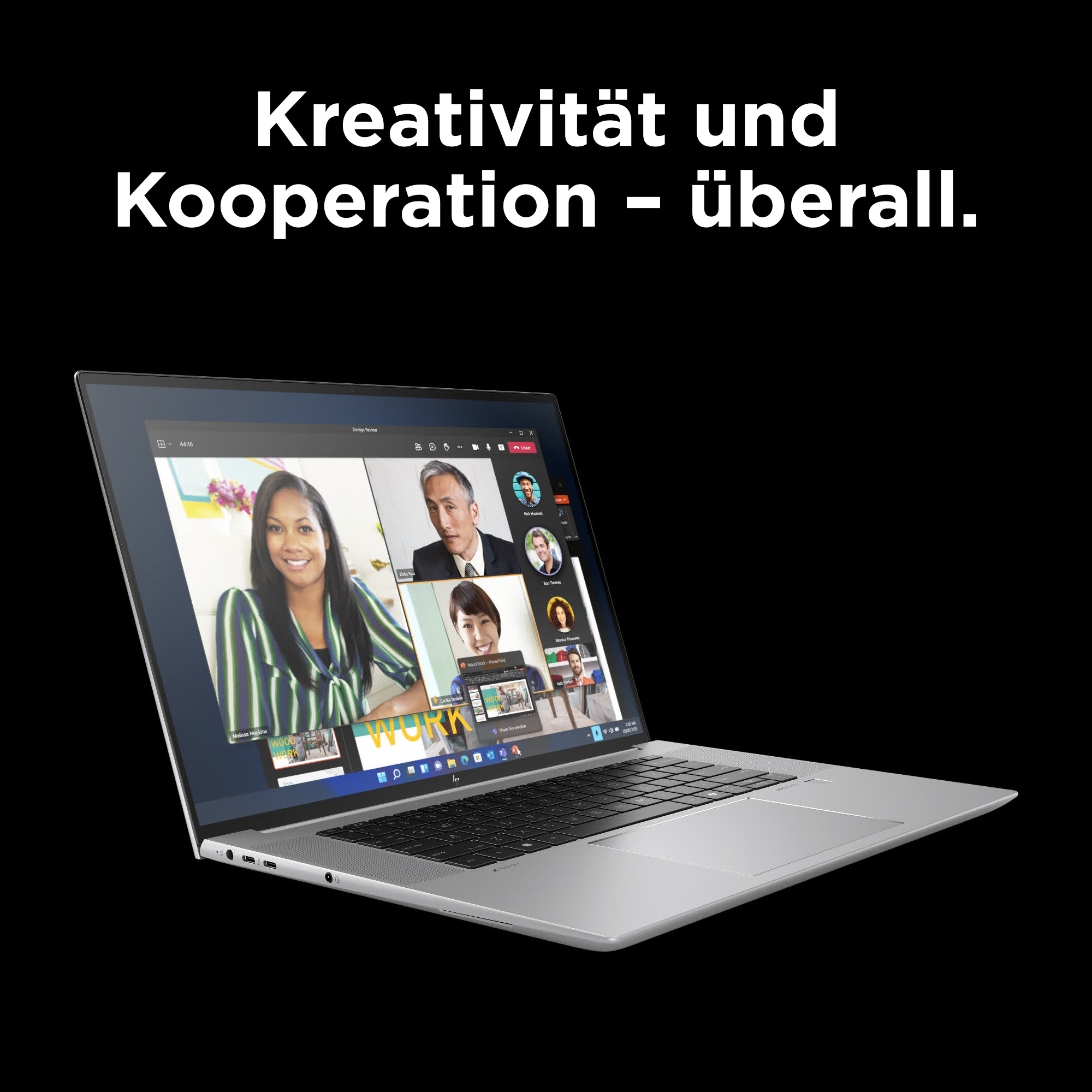 Laptop zeigt eine Videokonferenz mit mehreren Teilnehmern. Der Bürohintergrund ist sichtbar.