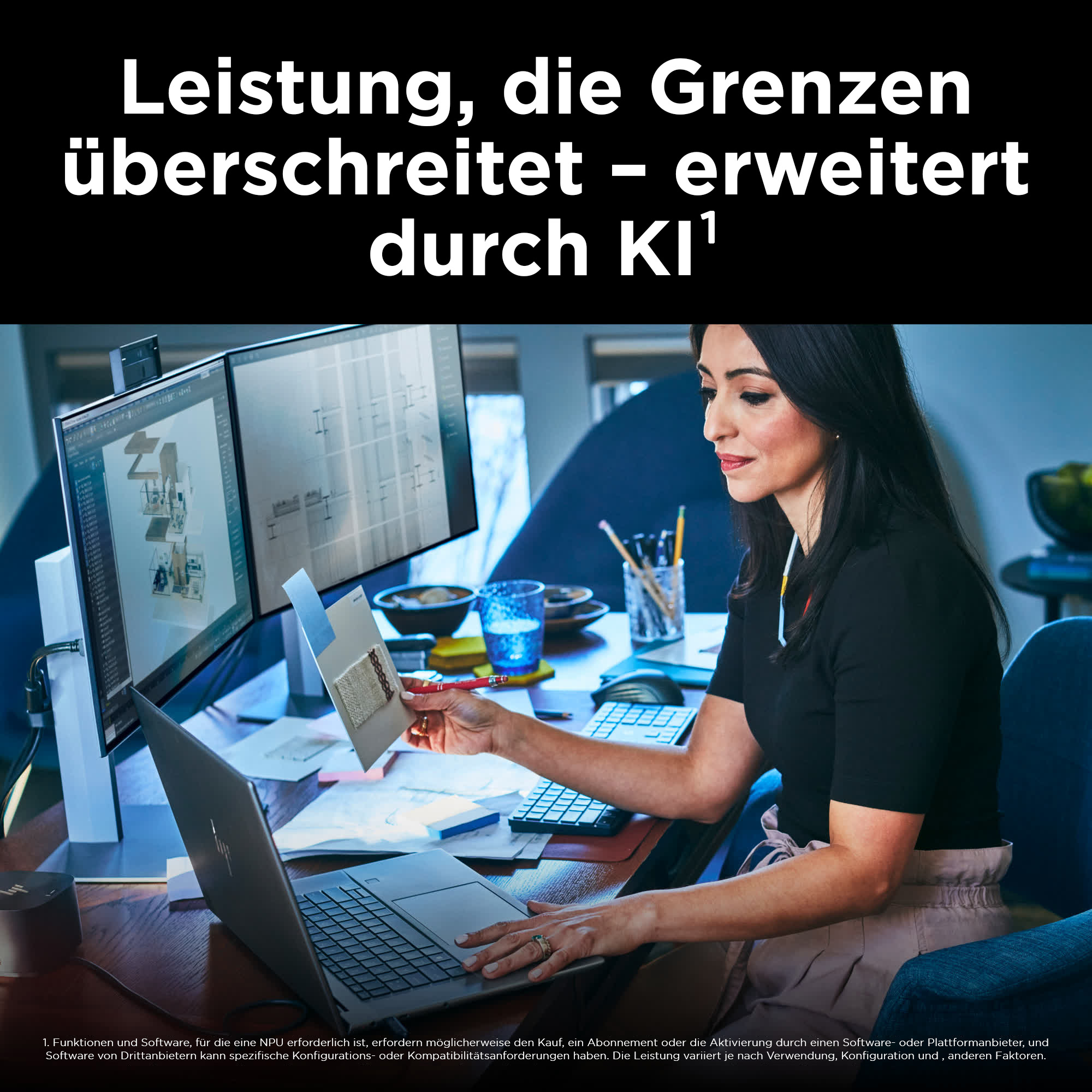 Eine Frau arbeitet auf einem Laptop mit zwei externen Monitoren in einer hellen Büroumgebung.