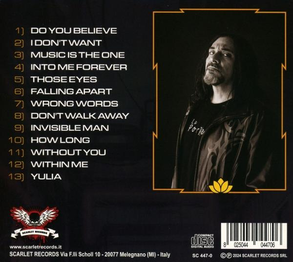 Albumcover mit Porträt eines Mannes und einer Liste von Songs. Schwarzer Hintergrund mit blumenartigem Design.