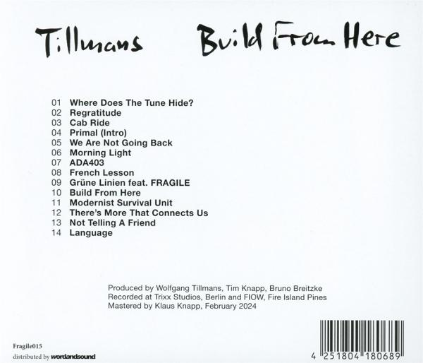 Albumcover mit Songtiteln, Künstlernamen und Produktionsangaben. Weißer Hintergrund mit schwarzem Text und Barcode.