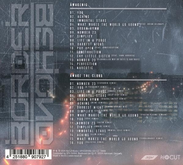 Albumcover mit einer Liste von Songtiteln und Künstlerinformationen. Dunkler, strukturierter Hintergrund mit Logo und Barcode.
