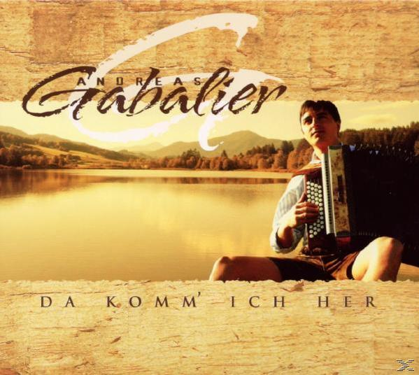Albumcover mit einem Mann, der am See Akkordeon spielt. Berglandschaft im Hintergrund.