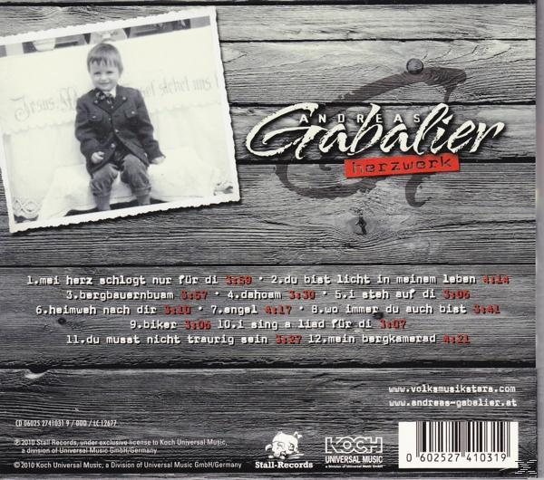 CD-Cover mit einem Foto eines Jungen, Titel 'Herzwerk' von Andreas Gabalier und Holzstruktur-Hintergrund.