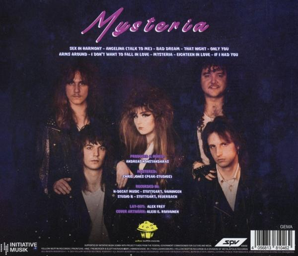 Albumcover mit einer Band, Songtiteln und Albumdetails. Mit einem Bandfoto.