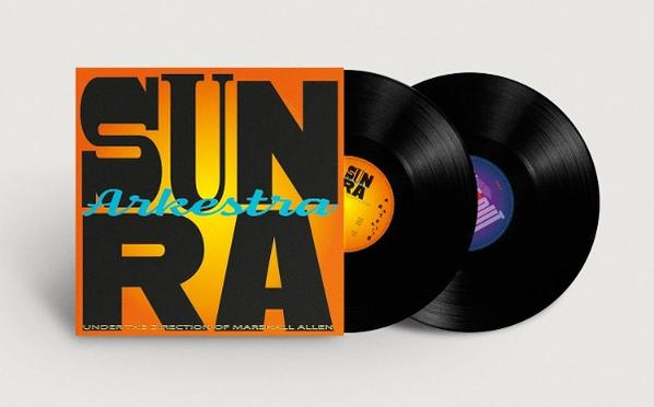 Albumcover mit schwarzen Schallplatten und einem orange-schwarzen Albumcover.