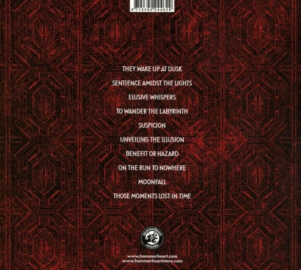 Die Rückseite eines CD-Cases mit rotem Hintergrund und Songtiteln.