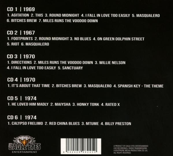 Albumcover mit CD-Tracklisten. Enthält eine Band mit dunklem Hintergrund und Text.