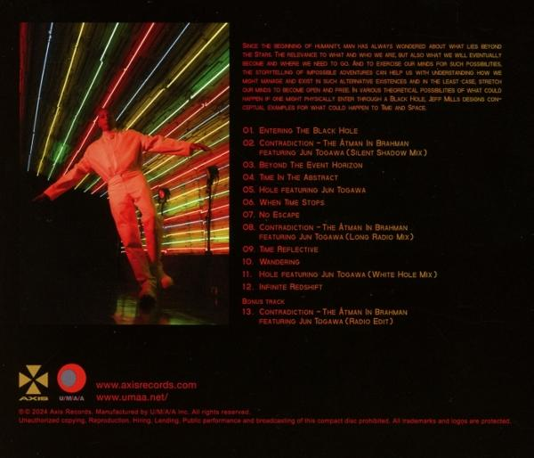Rückseite eines CD-Covers mit einem Mann im weißen Anzug, Titelliste und Text über Raum und Zeit.