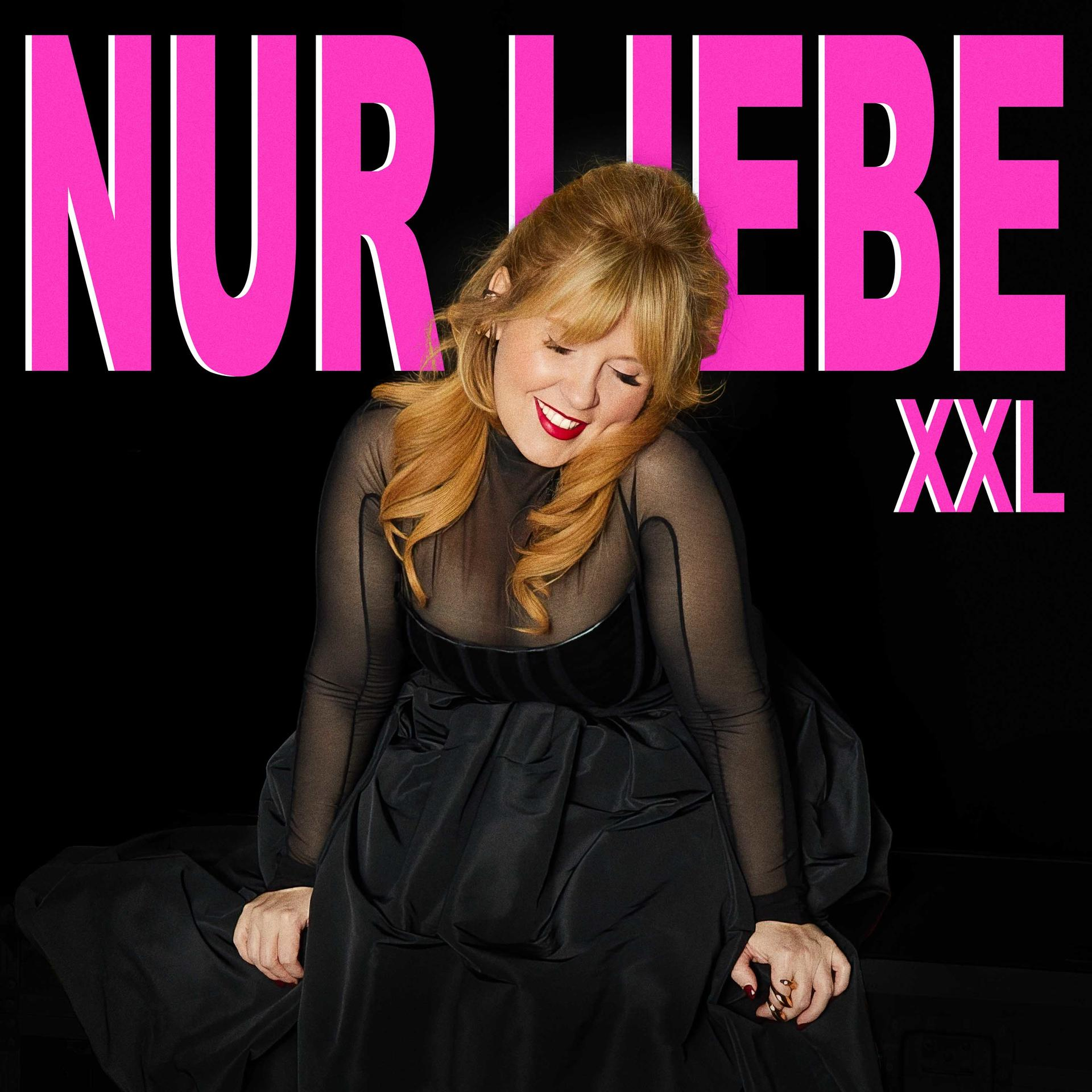 Frau mit blonden Haaren, in schwarzem Kleid, pinkfarbener Text: NUR LIEBE XXL, auf schwarzem Hintergrund.