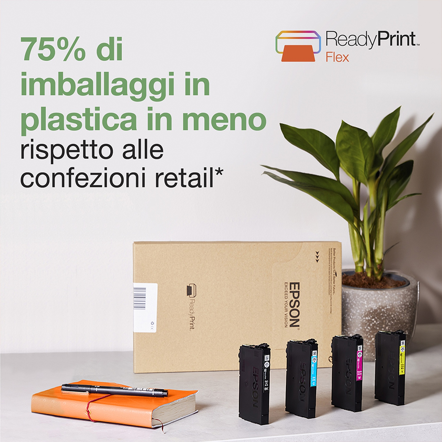 Cartucce d'inchiostro e una pianta accanto a un tablet e a un taccuino con una penna. Testo: Imballaggio in plastica.
