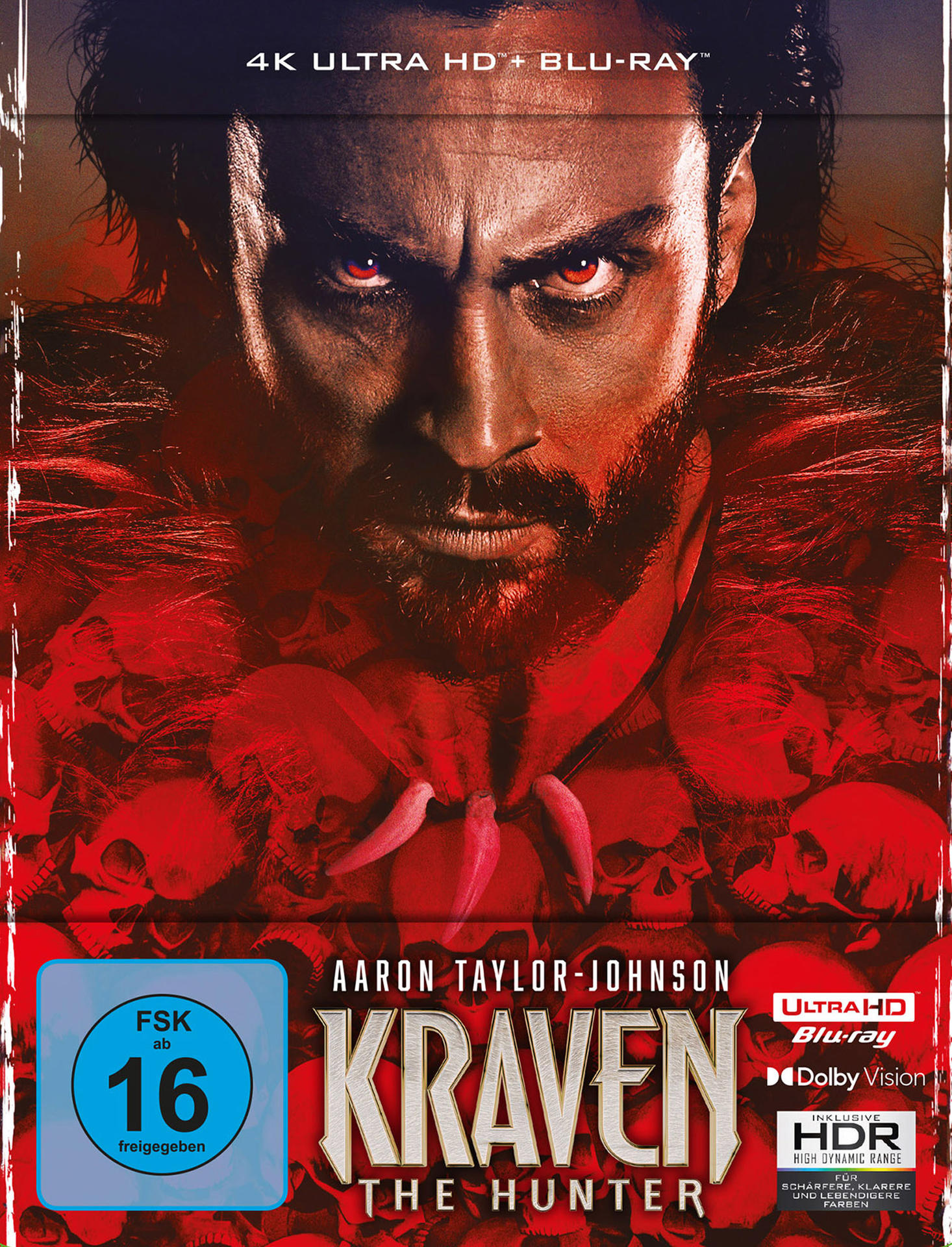 Ein Filmplakat mit einem Mann vor rotem und schwarzem Hintergrund.