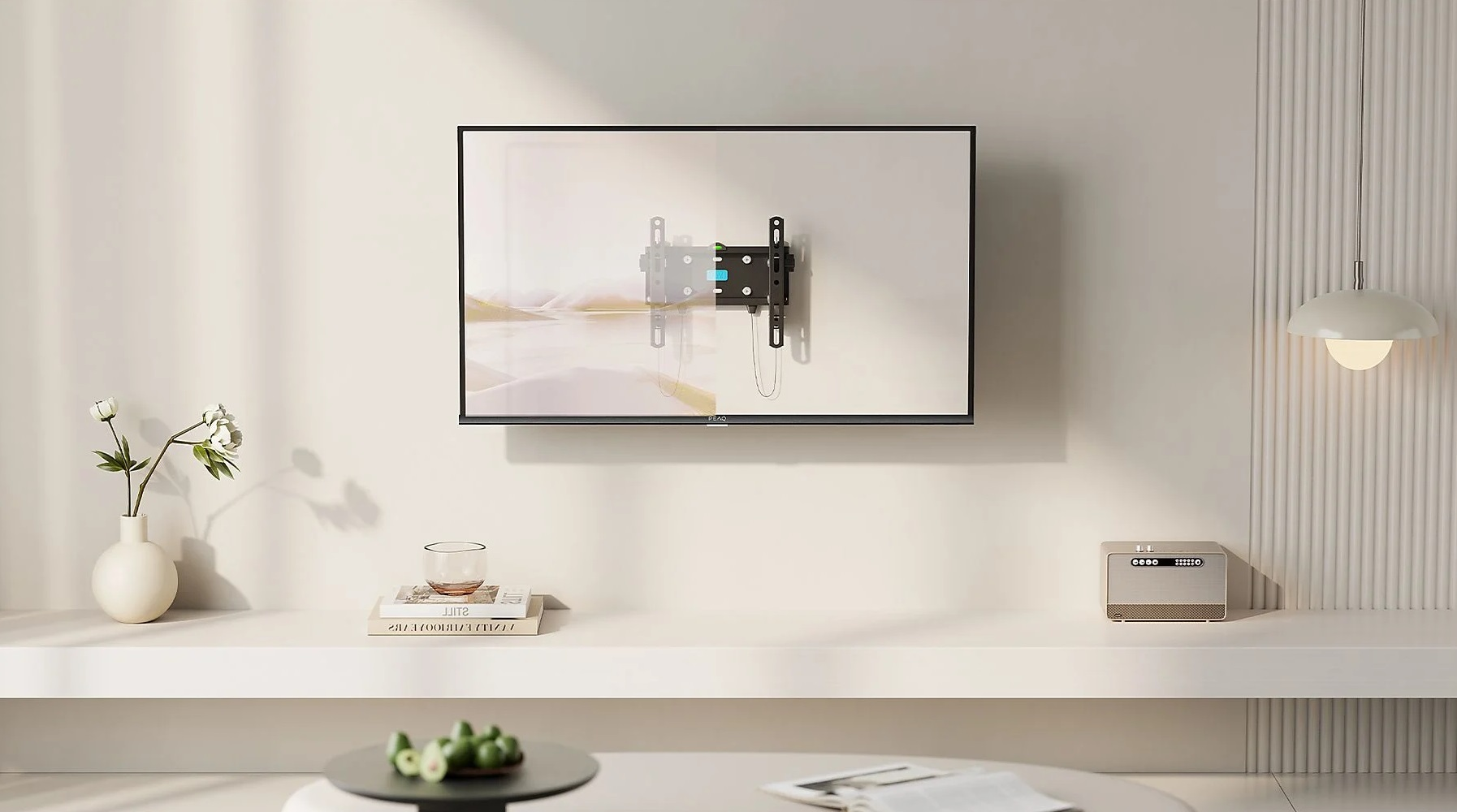 Telewizor jest zamontowany na białej ścianie z półką.