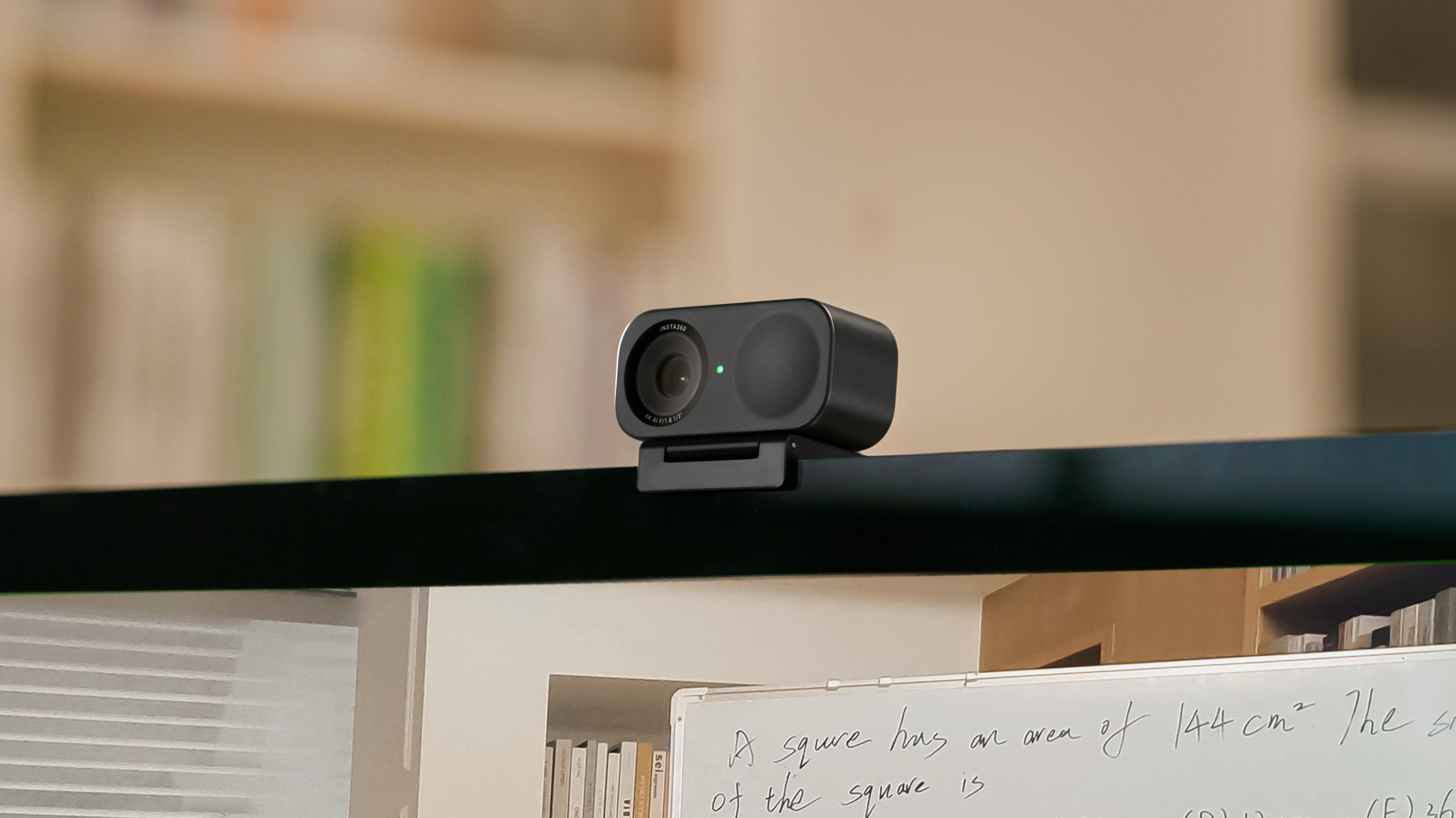 Webcam auf Monitor, sichtbarer Bildschirm mit Klassenzimmer-Szene.