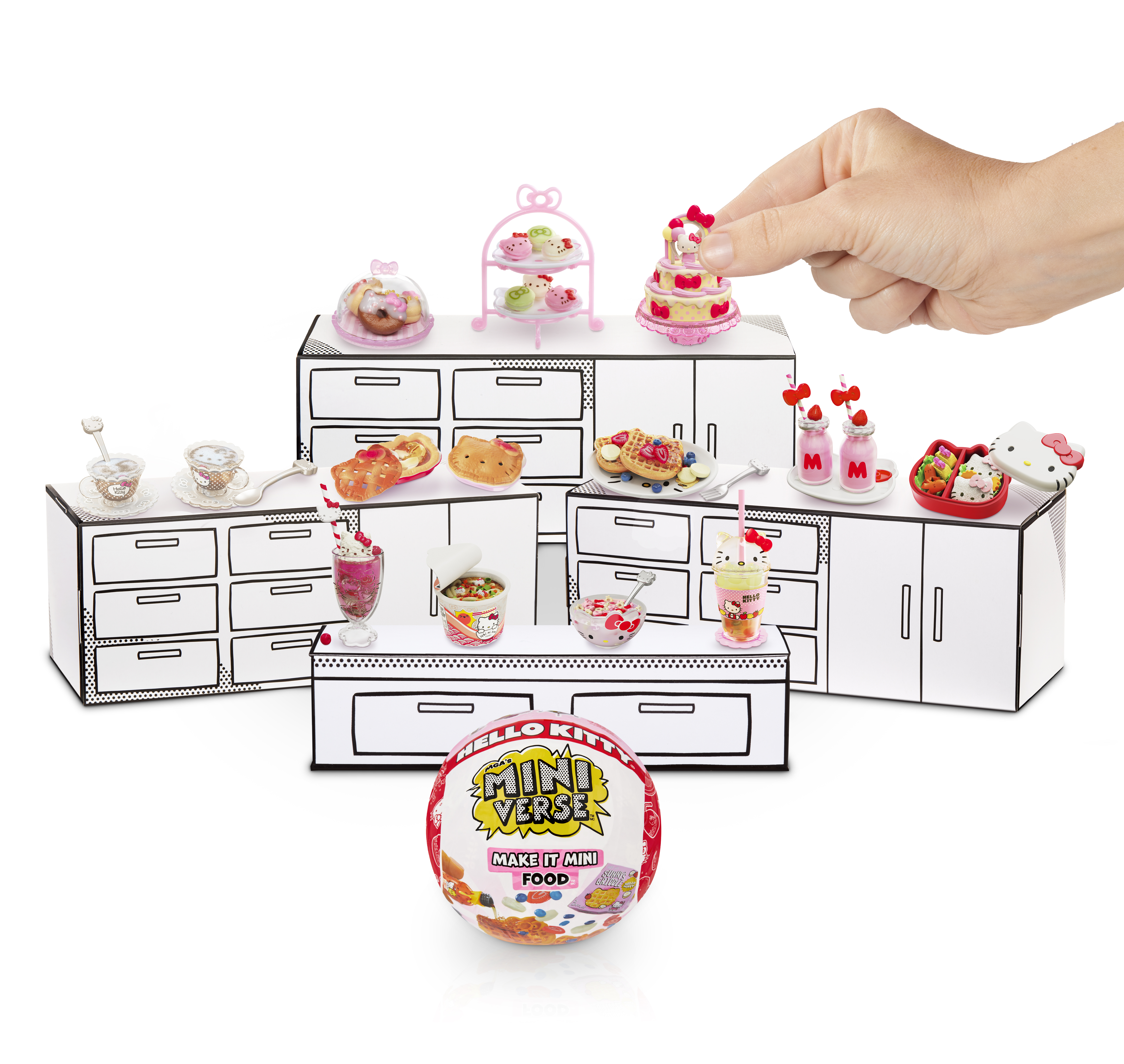 Miniatur-Essen und Küchensets. Weißer Hintergrund. Eine Hand hält einen Kuchen.