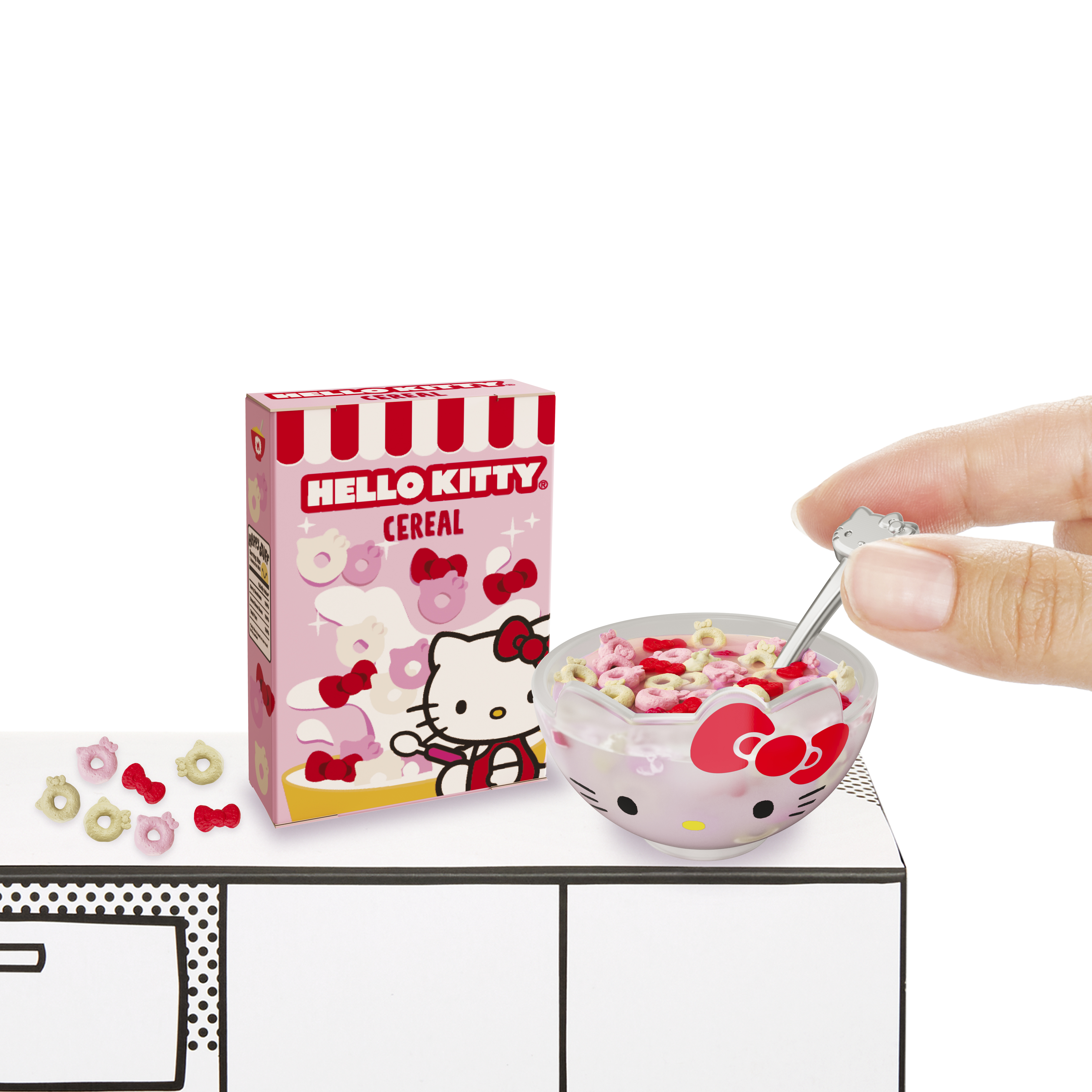 Eine Schachtel Hello Kitty-Müsli und eine Schüssel mit Müsli, gehalten von einer Hand.
