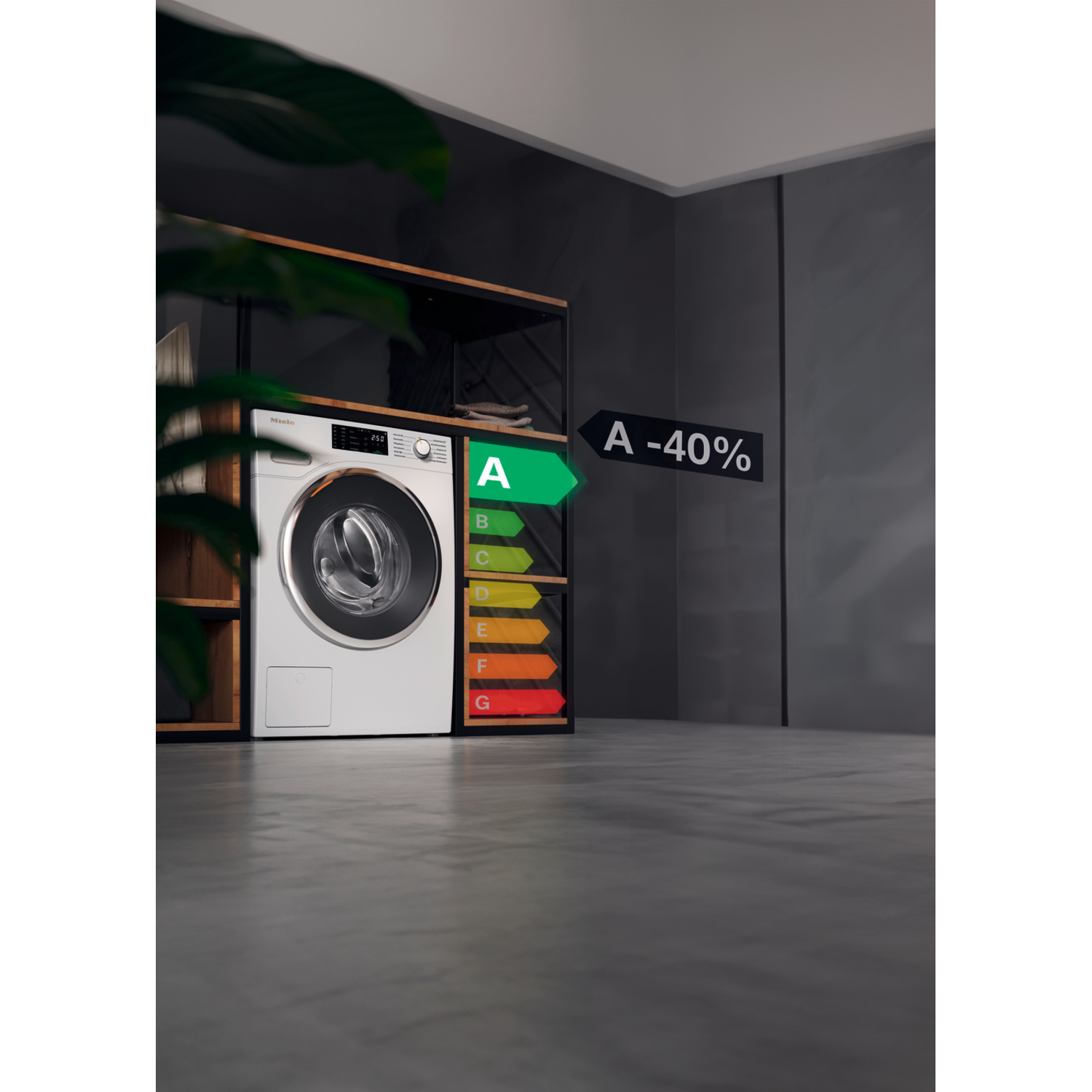 Witte Miele wasmachine, energielabel A, in grijze ruimte. Plank met spullen links.