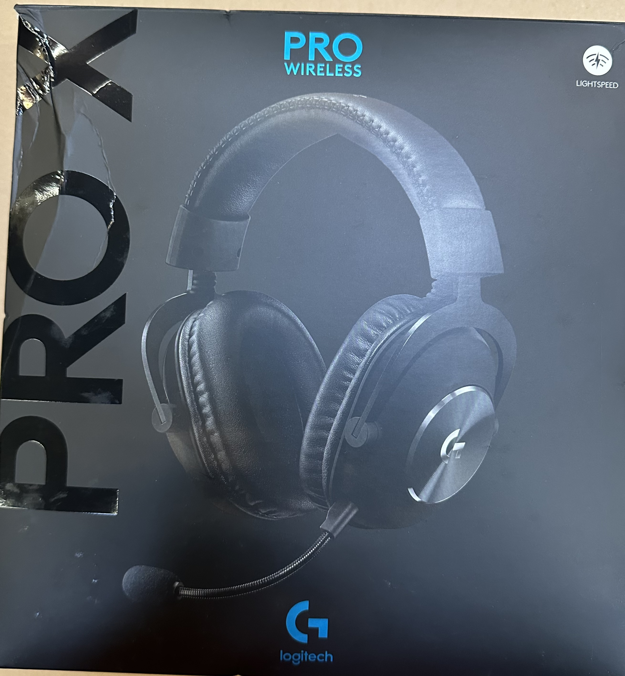Czarne pudełko zestawu słuchawkowego do gier z wyraźnym logo G i tekstem 'PRO Wireless'.