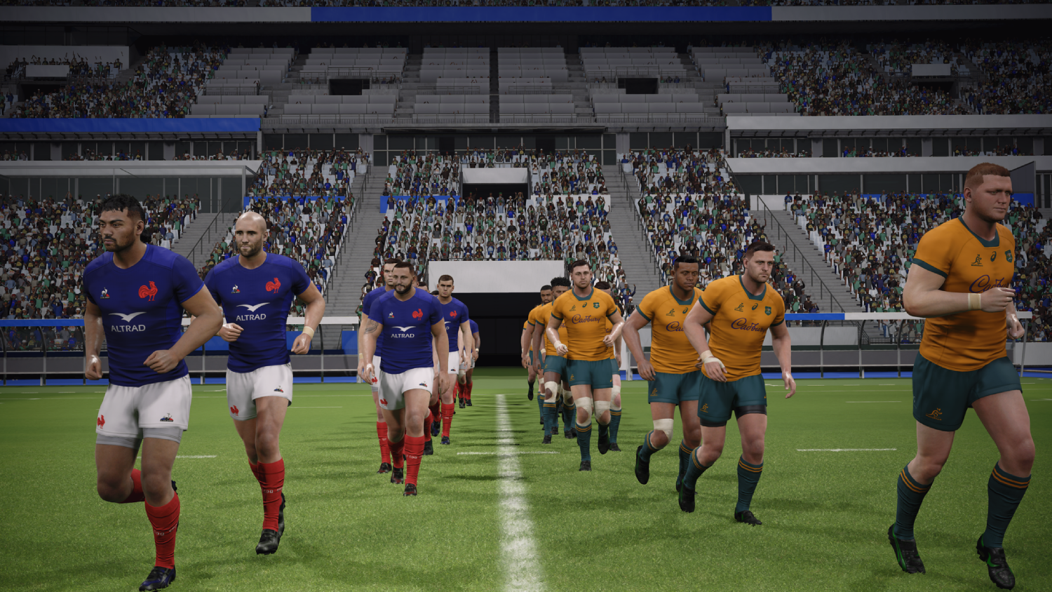 Jugadores de rugby con camisetas azules y doradas corriendo en un campo verde, fondo del estadio.
