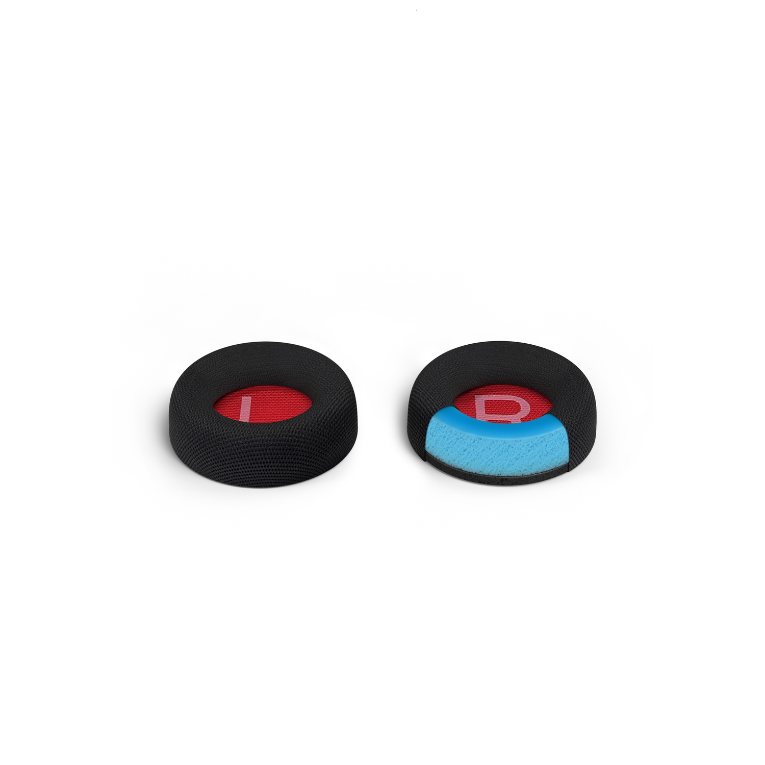 Twee oorschelpen van een koptelefoon met rode en zwarte buitenkant, één doorgesneden met blauw en de letter R.