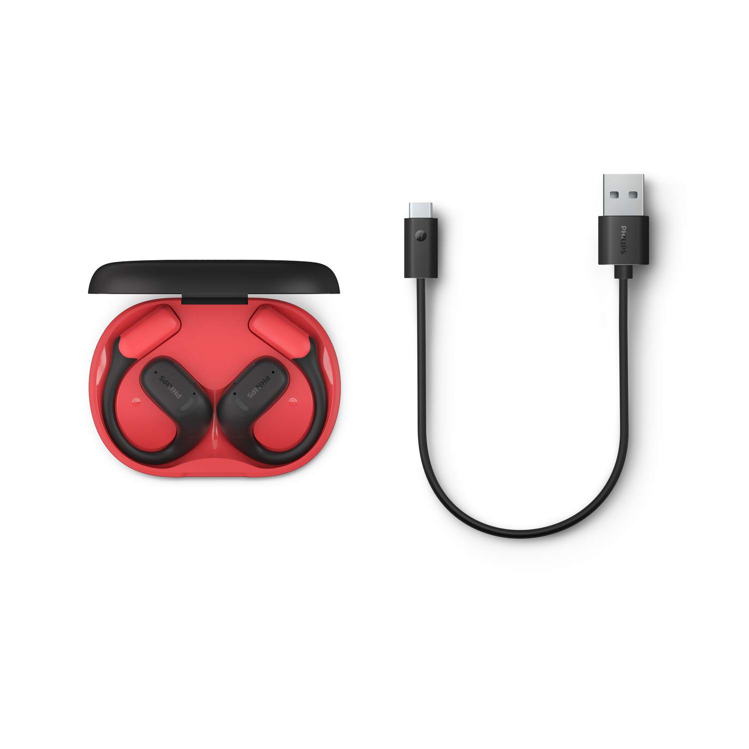 Zwarte en rode oordopjes, hoesje en zwarte USB-kabel op witte achtergrond.