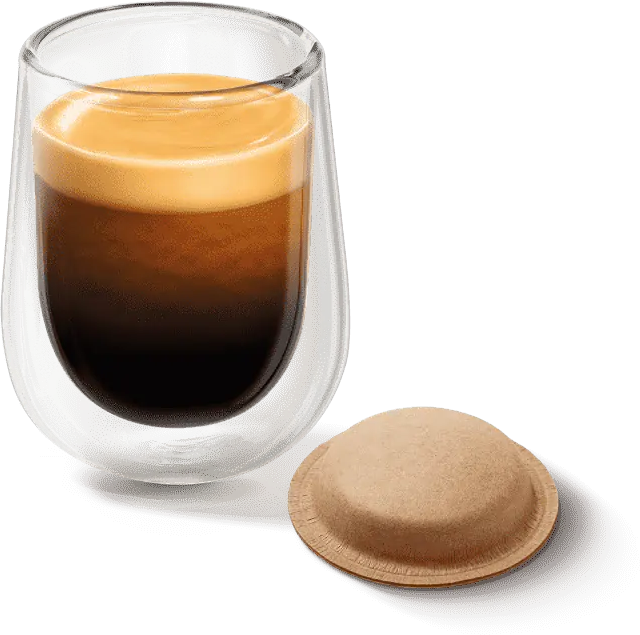 Espresso in einem Glas mit einer Kapsel daneben.