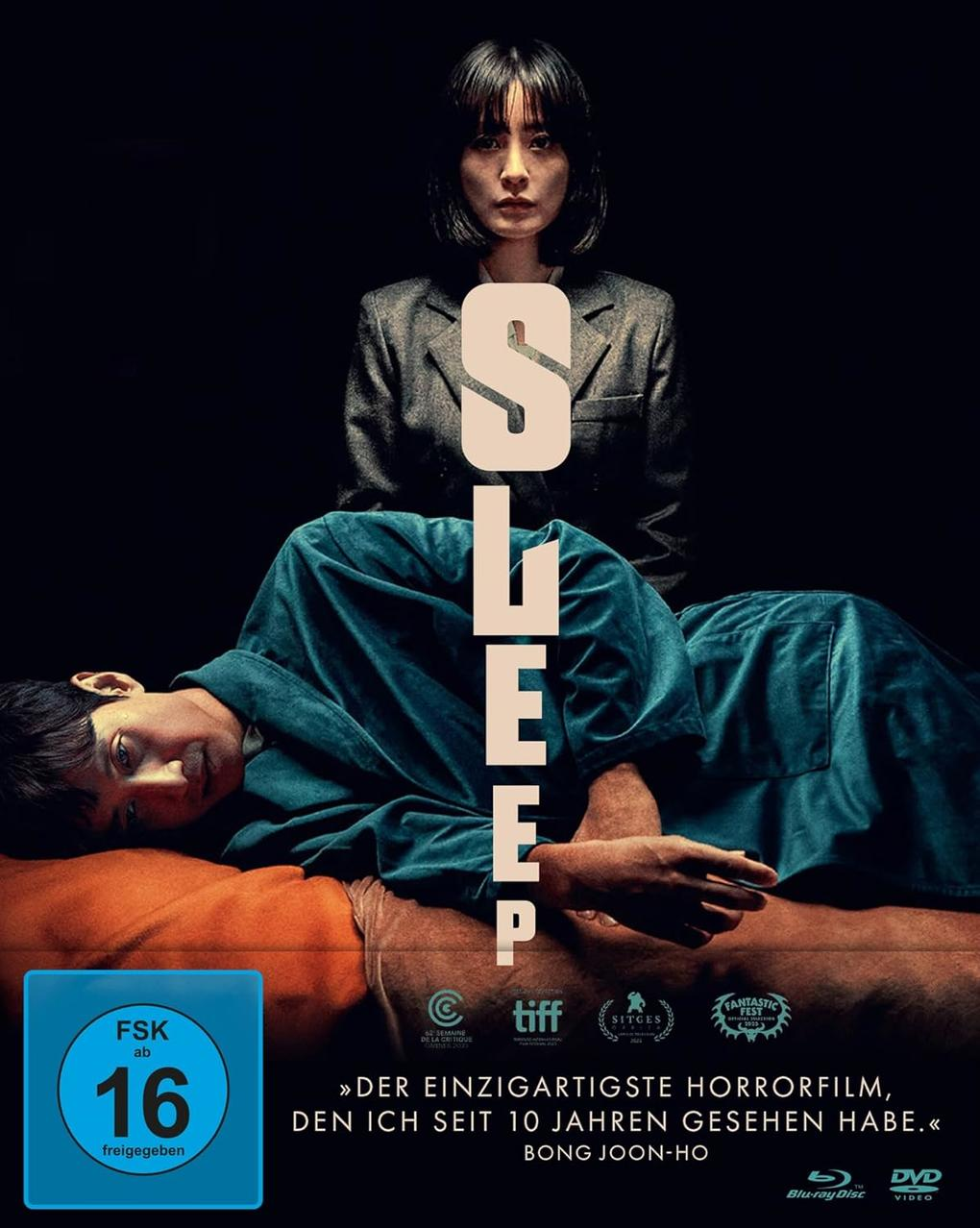 Filmcover von 'Sleep' mit zwei Personen. Dunkler Hintergrund und blaue und orange Töne.