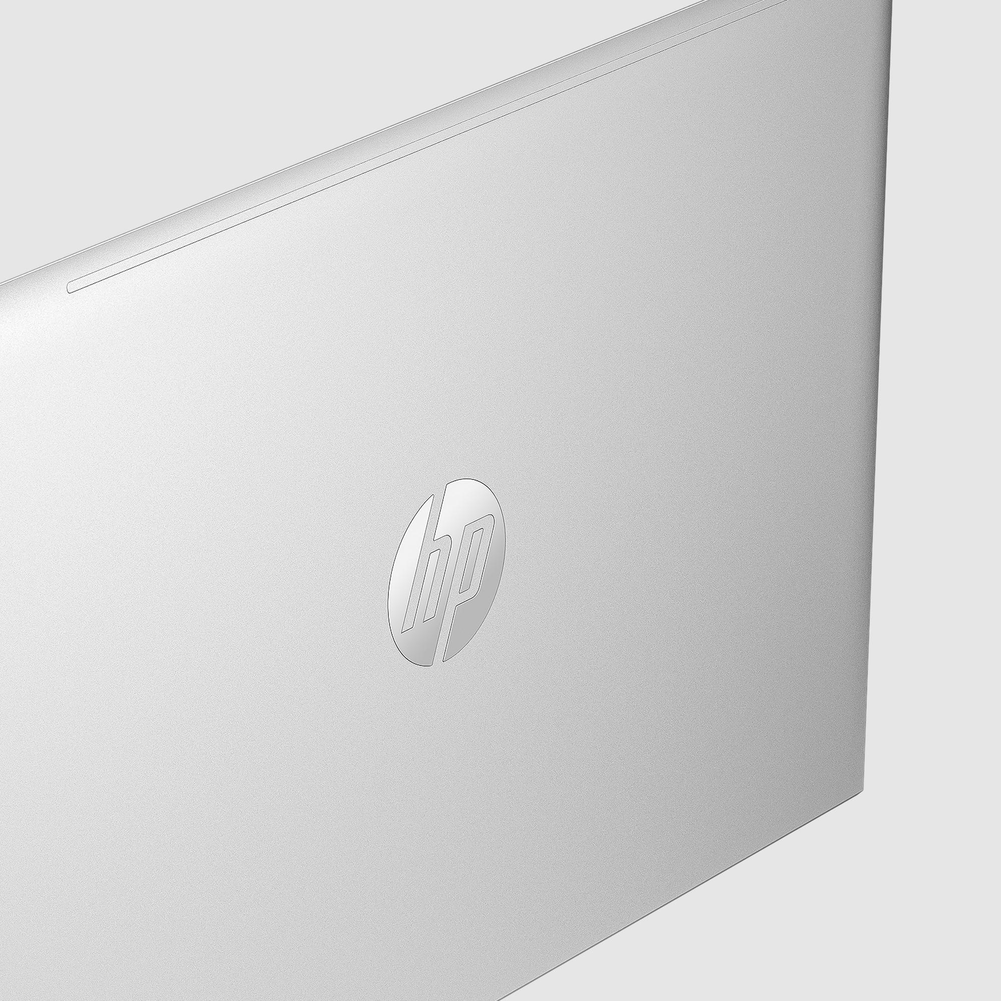 Nahaufnahme der Rückseite eines silbernen Laptops mit HP-Logo.